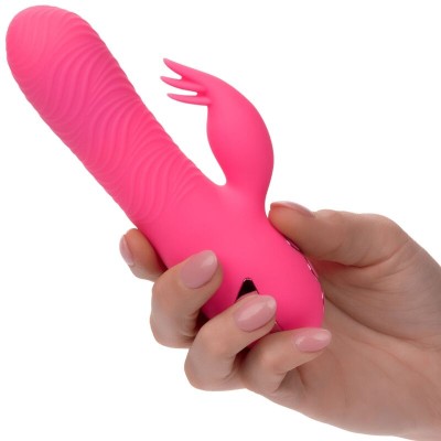 CALEXOTICS - SACRAMENTO SWEETIE VIBRADOR COELHO ROSA POR CALIFORNIA DREAMING - D-239982 - Dona Pimenta