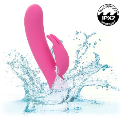 CALEXOTICS - FIRST TIME VIBRADOR COELHO RECARREGÃVEL ROSA - D-241412 - Dona Pimenta